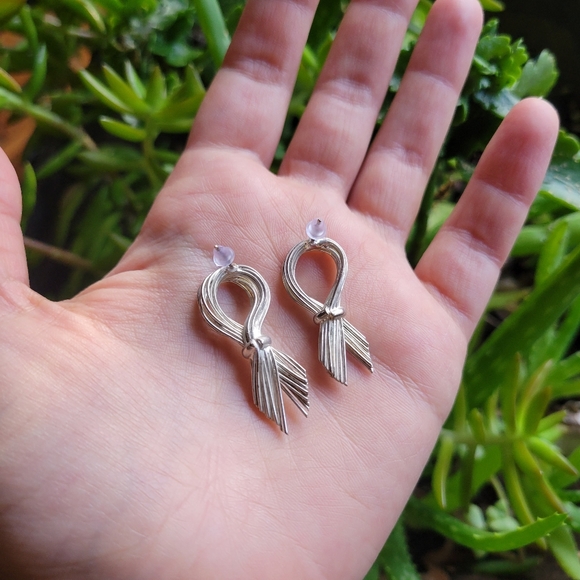 Vintage Silver Bow Stud Earrings - Picture 4 of 4